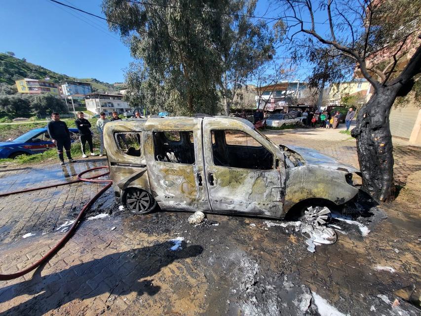 NAZİLLİ'DE FECİ YANGIN: İKİ OTOMOBİL SANİYELER İÇERİSİNDE KÜL OLDU