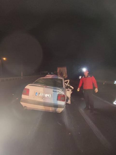 Otomobil tıra arkadan çarptı; 1 ölü