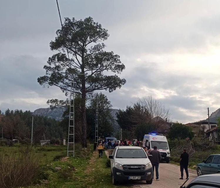 Eşinin kullandığı kamyonetin kasasından düşen genç kadın hayatını kaybetti