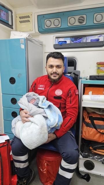AMBULANSTA DOĞUM: AHMET BEBEK HAYATA GÖZLERİNİ AMBULANSTA AÇTI