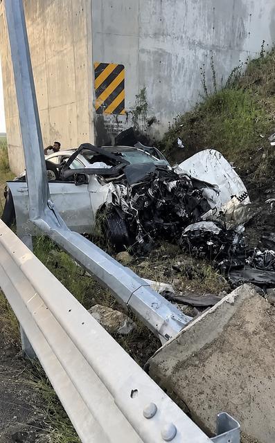 Otomobil direğe çarptı: 1 ölü, 1 yaralı