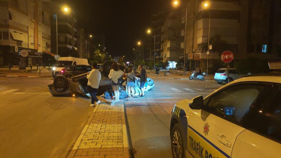 ÇARPIŞMANIN ETKİSİYLE TERS DÖNEN OTOMOBİLDEN HAFİF YARALI ÇIKTILAR KAVŞAKTA İKİ OTOMOBİL ÇARPIŞTI