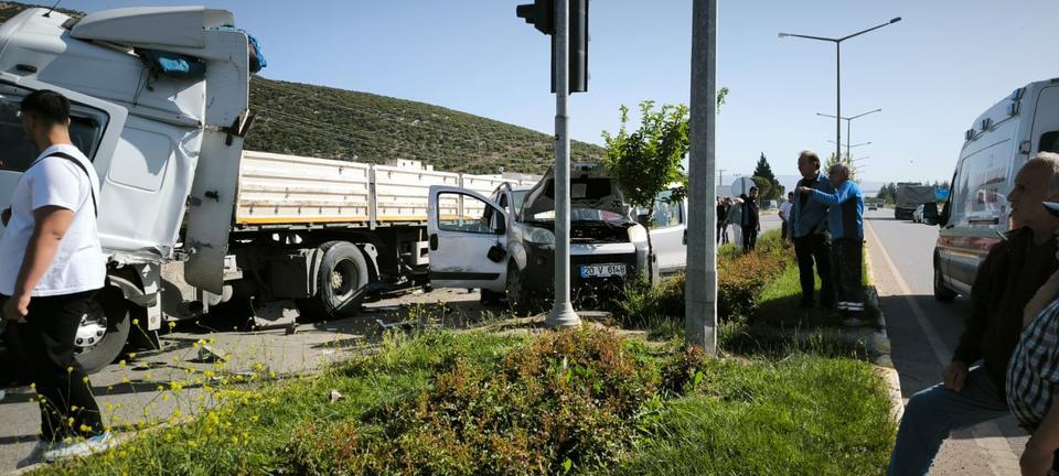 TIR, KIRMIZI IŞIKTA BEKLEYEN OTOBÜS VE OTOMOBİLE ÇARPTI: 6  YARALI