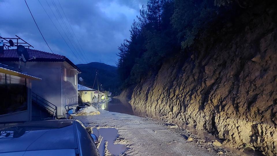 Dere taştı, yol kapandı