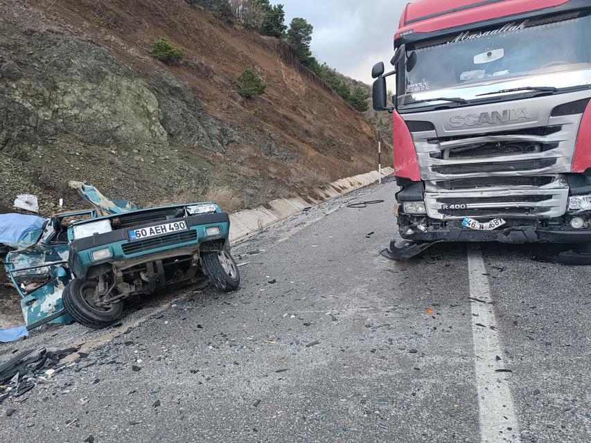 TOKAT'TA TIR İLE OTOMOBİL ÇARPIŞTI: 2 ÖLÜ, 1 YARALI