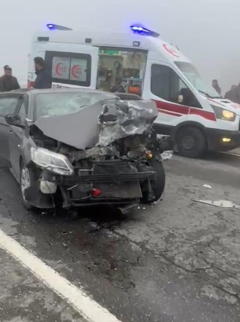 Zincirleme trafik kazası: 2'si ağır 14 yaralı