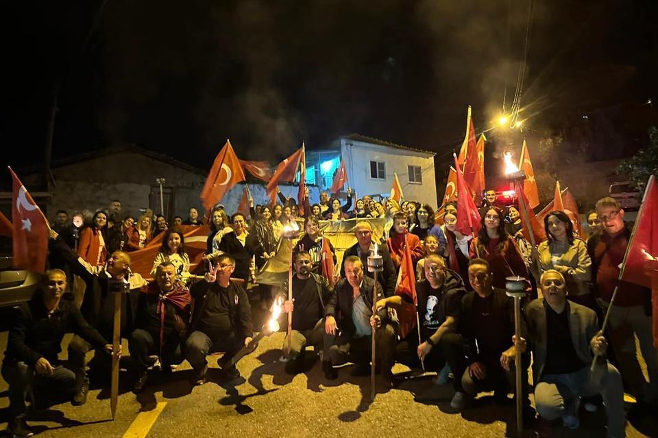 Orada bir mahalle var, alkışlanacak