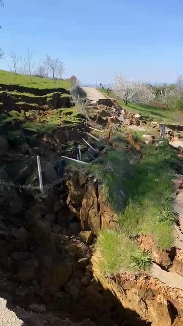 Heyelan yolu parçalara ayırdı