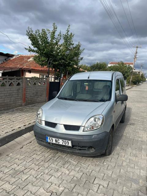 Hafif ticari araçla motosiklet çarpıştı