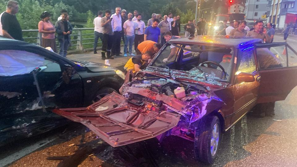 Yağışlı yolda feci kaza