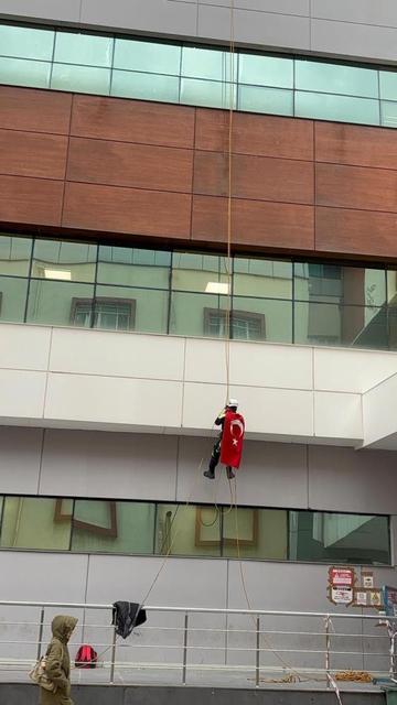 Türk bayrağına saldırıya Aydın'dan tepki: 30 metreye tırmanıp zirveye astı