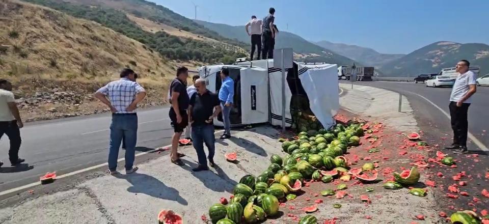 Virajı alamayan karpuz yüklü kamyonet devrildi