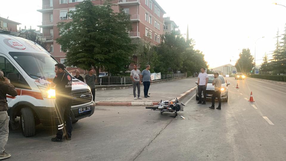 Otomobille çarpışan motosiklet sürücüsü yaralandı