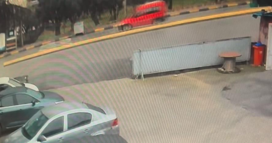 Sürücüsüz hareket eden araç durağa çarptı