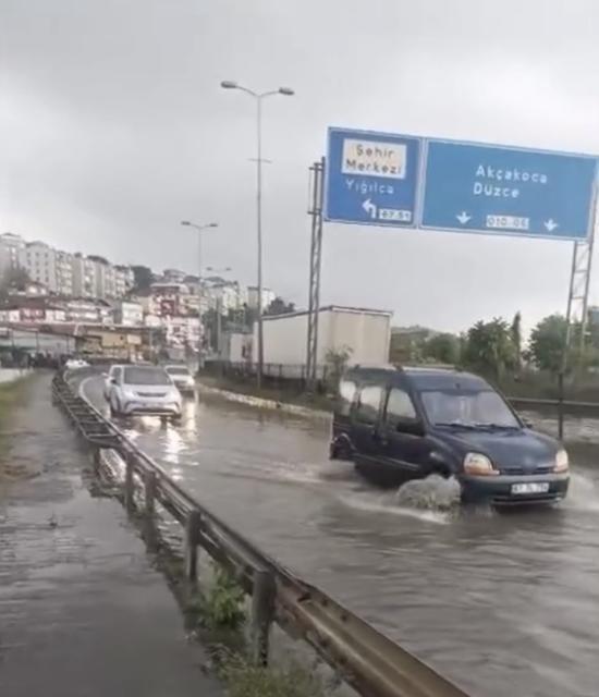 ANİDEN BASTIRAN YAĞIŞIN ARDINDAN SU BASKINI SÜRÜCÜLERE ZOR ANLAR YAŞATTI
