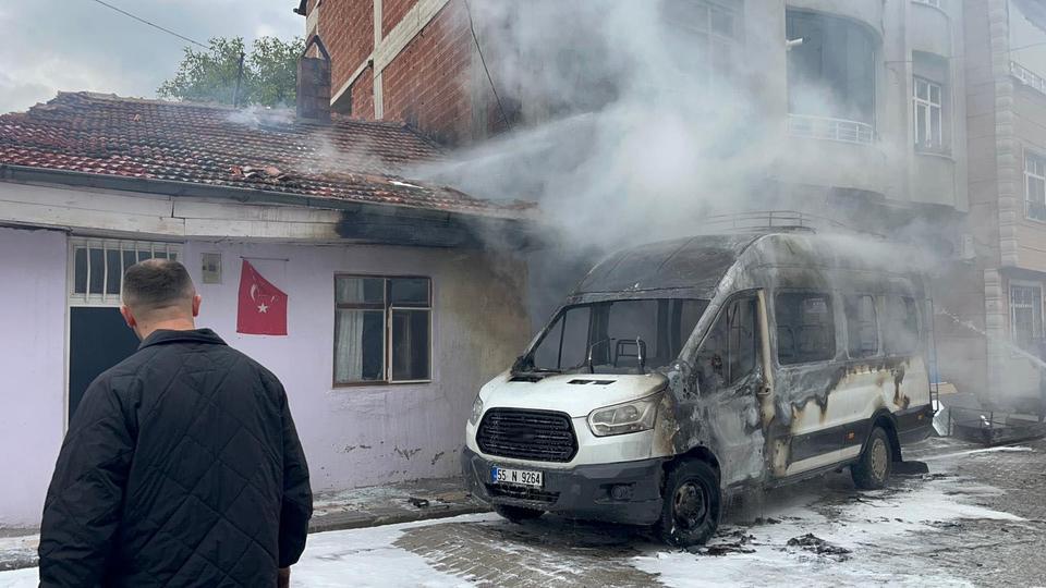 Minibüs alevler içinde kaldı