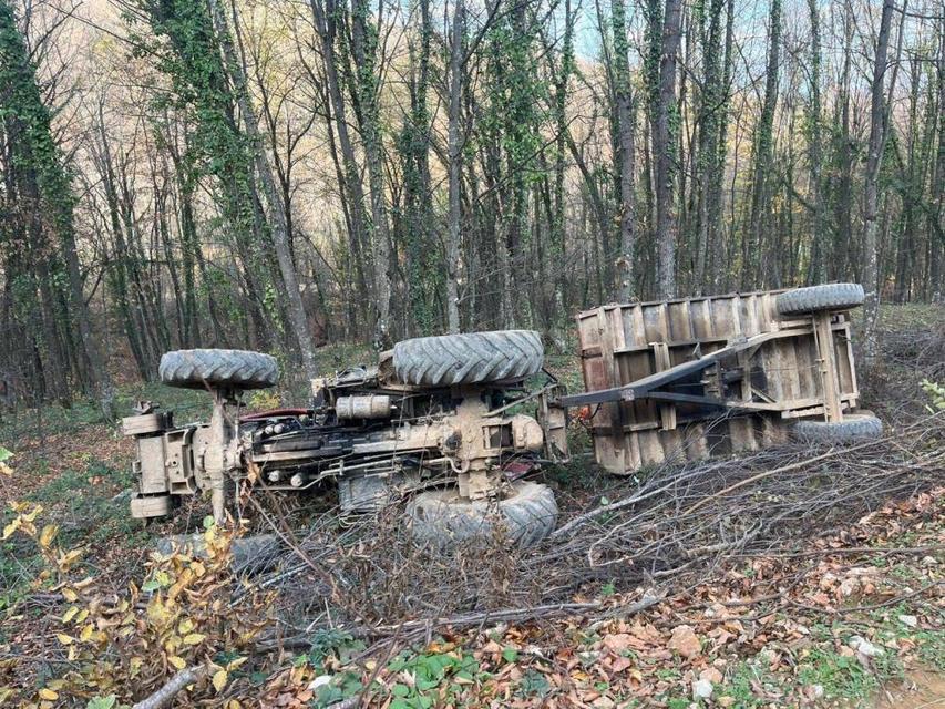 Devrilen traktördeki 2 kişi yaralandı