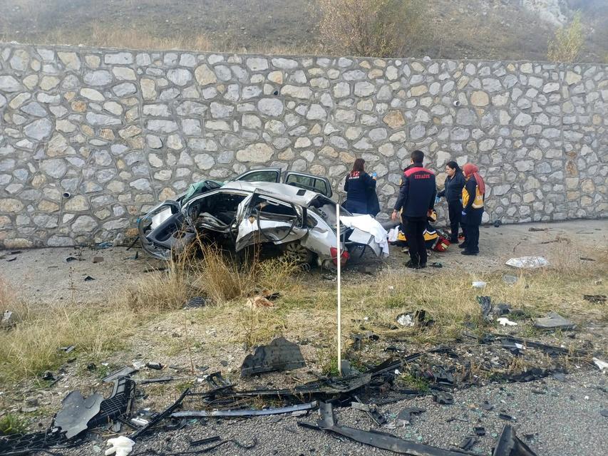 ÇORUM'DA OTOMOBİL İLE CİP ÇARPIŞTI: 4 ÖLÜ, 2 YARALI