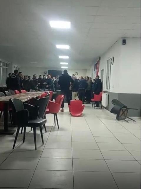 Belediye başkanının sopayla gençleri dövdüğü iddia edildi