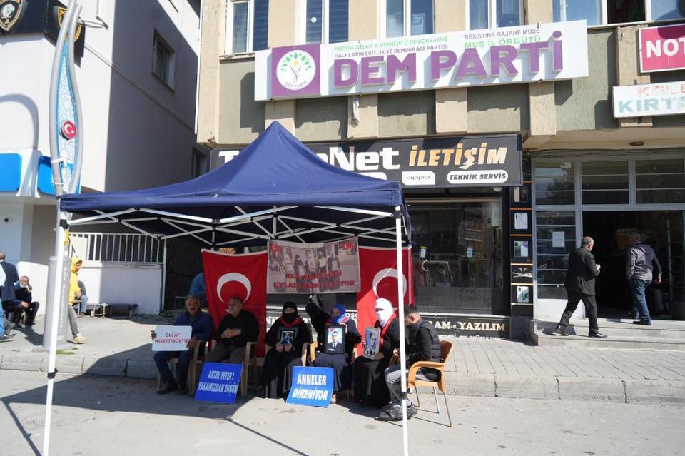 Annelerin evlat nöbeti devam ediyor