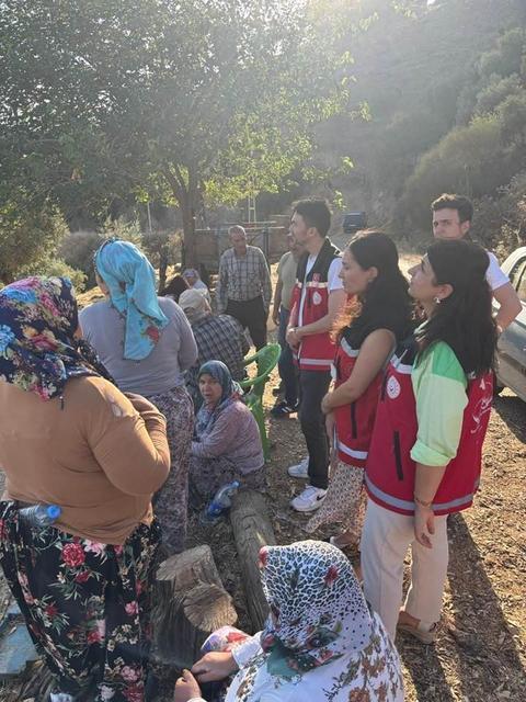 AYDIN'DA YANGINDAN ETKİLENEN VATANDAŞLARA DESTEK