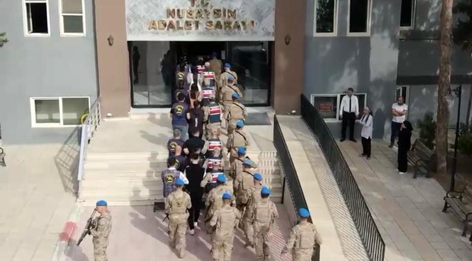 Tarlada yanmış erkek cesedi bulundu
