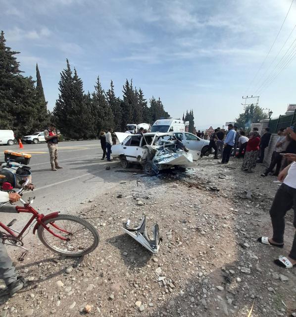 LASTİĞİ PATLAYAN OTOMOBİL DUVARA ÇARPTI: 1 ÖLÜ