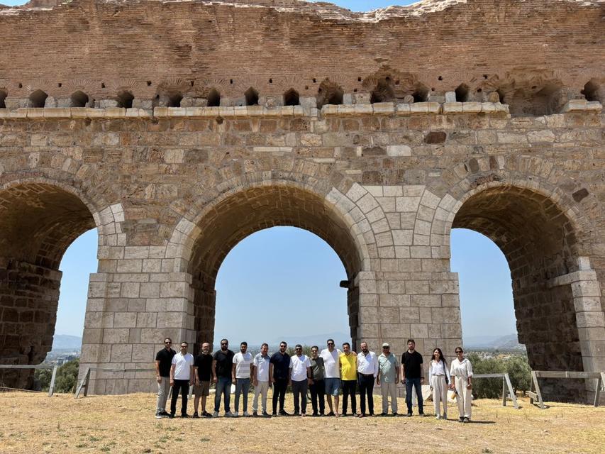 TRALLES'TE 44 DERECE SICAKTA TARİHİ KAZI YAPAN EKİBE TEŞEKKÜR YEMEĞİ