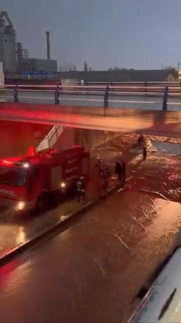 Alt geçit suyla doldu