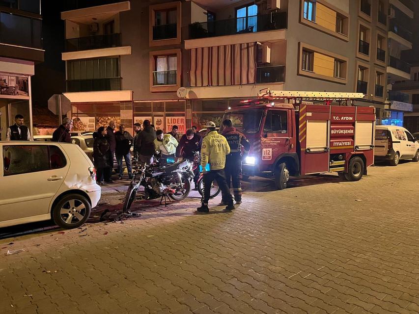 İKİ MOTOSİKLET, OTOMOBİL İLE KAFA KAFAYA ÇARPIŞTI: 3 YARALI