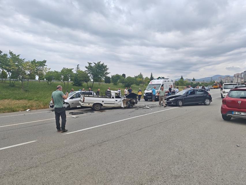 TRABZON'DA ZİNCİRLEME TRAFİK KAZASI: 8 YARALI