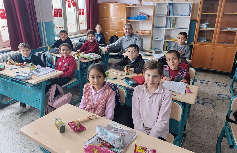İZMİRLİ HAYIRSEVERDEN NAZİLLİ'DEKİ KÖY OKULUNA BİLGİSAYAR DESTEĞİ