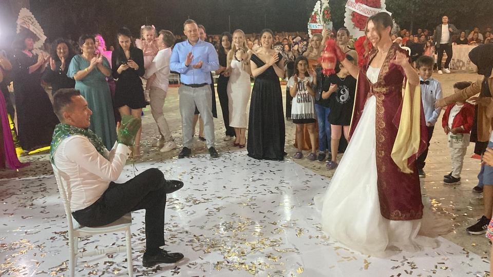 İLK GÖRÜŞTE AŞKLA BAŞLADI: SİBİRYALI GELİNE TÜRK USULÜ DÜĞÜN MERSİN ERDEMLİ'DE AÇIK HAVADA YAPILAN DÜĞÜNLE MESAFELERİ TANIMAYARAK AŞKIYLA EVLENEN MARİİA'YA KINA YAKILDI, ARDINDAN DA DAMADIN ÖNÜNDE TESTİ KIRDI DAMAT İLYAS CAN KİL: "AŞKIN GÜCÜ 10 BİN KİLOMETREYİ AŞTI VE BURAYA KADAR GELDİ" GELİN MARİİA SADNOVA: "BEN CAN İÇİN SİBİRYA'DAN ERDEMLİ'YE GELDİM, GELİNCE ANLADIM Kİ TÜRKİYE ÇOK GÜZEL"