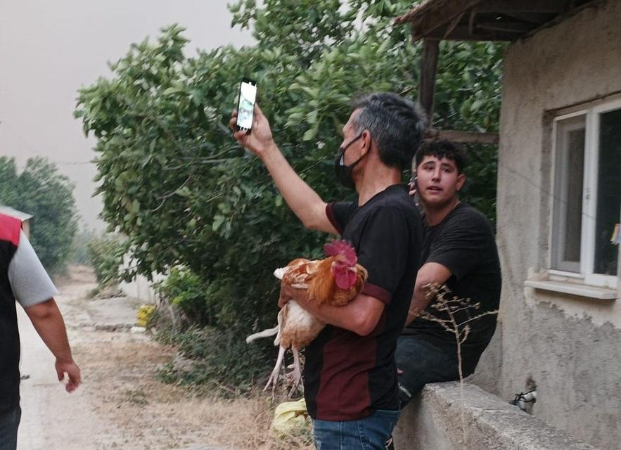 Horozunu kucağına alarak köyü terketti