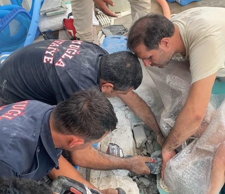 HAVUZDA KOLU SIKIŞAN 4 YAŞINDAKİ ÇOCUK KURTARILDI