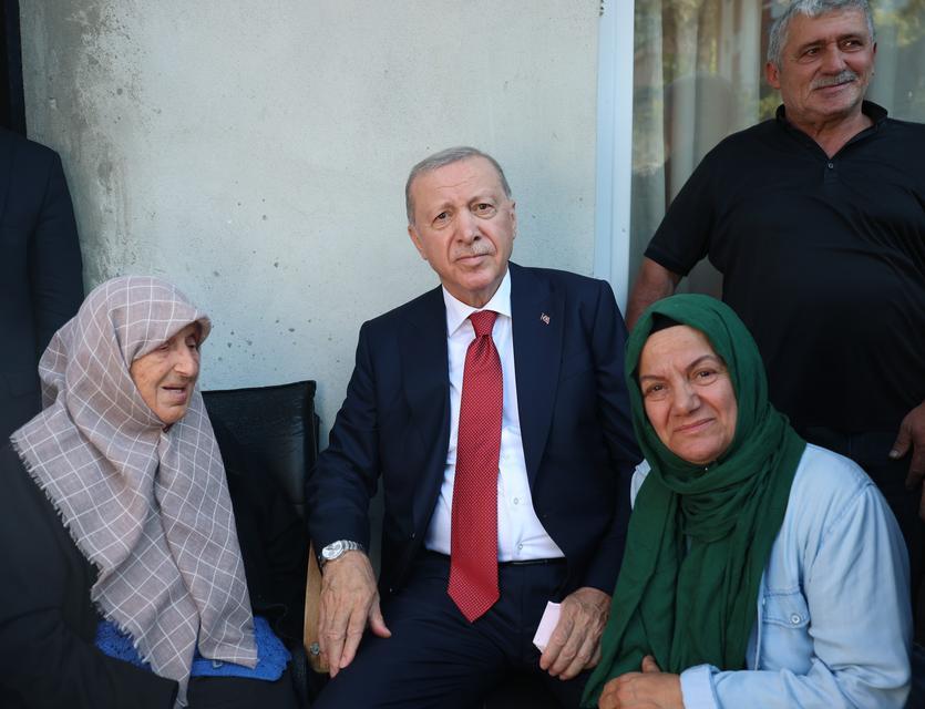 CUMHURBAŞKANI ERDOĞAN RİZE'DE KOMŞULARINI ZİYARET ETTİ