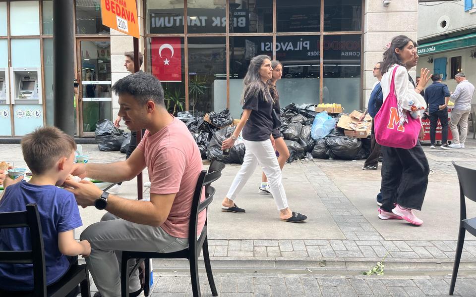 İZMİR BÜYÜKŞEHİR BELEDİYESİ'NDEKİ GREV NEDENİYLE ÇÖPLER SOKAKLARA TAŞTI