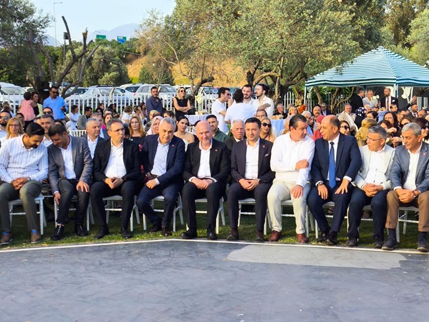 Aydın’ın siyaset ve iş insanlarını bir araya getiren ve yoğun katılım ile gerçekleşen Cansu ve Kaan çiftinin düğün töreninde, eski Bakan Süleyman Soylu da yer aldı.