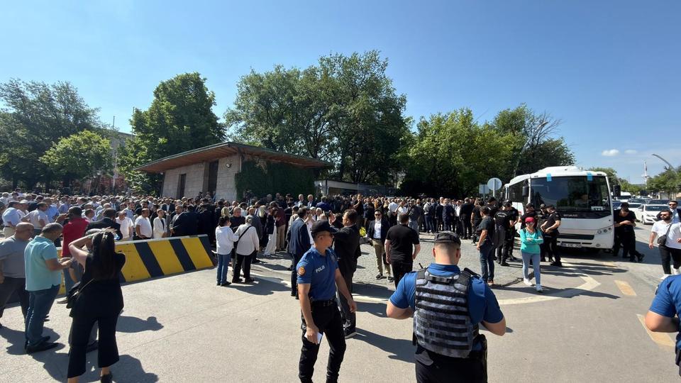 TBMM önünde Kılıçdaroğlu ve Özel destekçileri arasında gerginlik