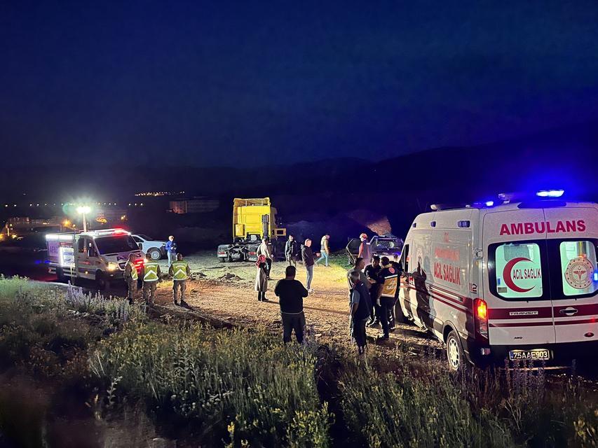 Çıldır'da trafik kazası: 2 ölü, 1 yaralı