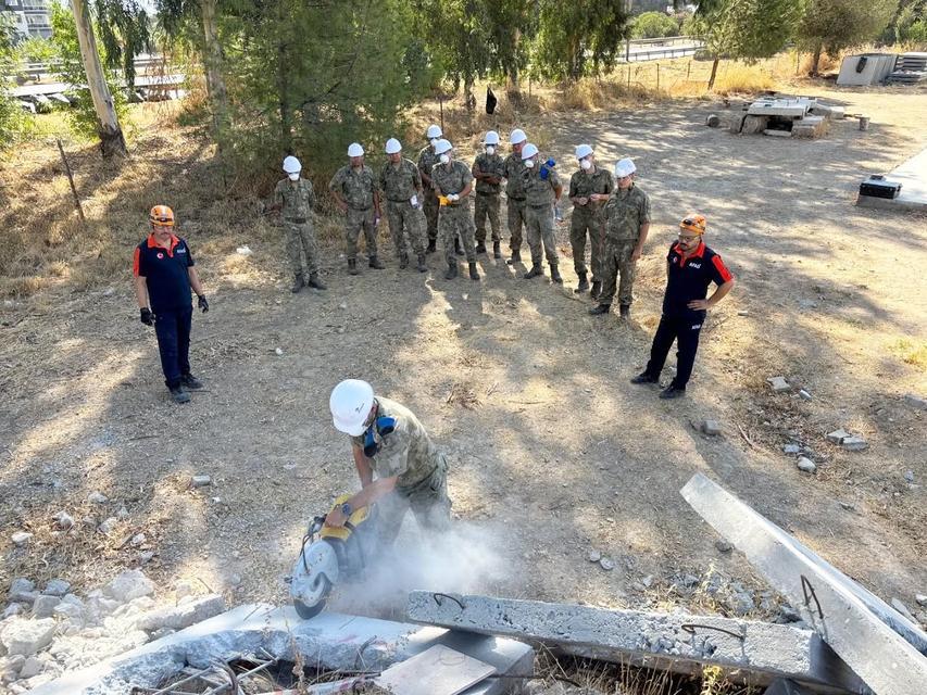 Aydın’da askeri personele enkazda arama kurtarma eğitimi