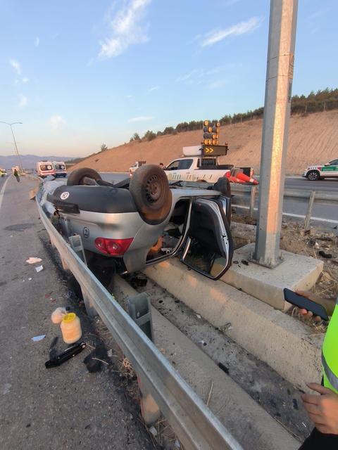 AYDIN-DENİZLİ OTOYOLUNDA OTOMOBİL TAKLA ATIP TERS DÖNDÜ: 3 YARALI