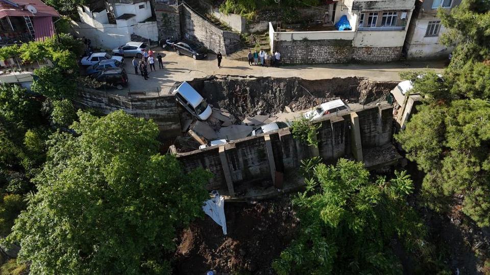 Bir yol daha çöktü: 5 araç zarar gördü