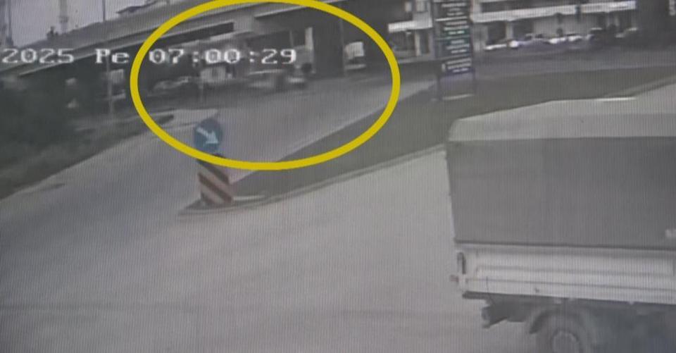 Hafif ticari aracın çarptığı yaya yola savruldu