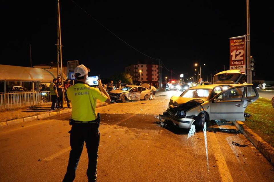 Şiddetli çarpışma! İki otomobil hurdaya döndü, 5 yaralı