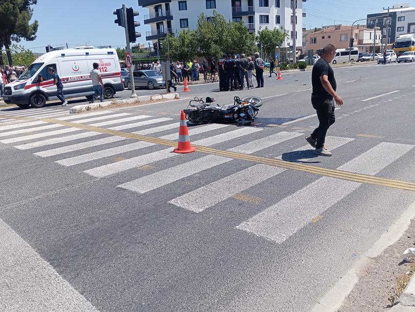 Otomobil ile motosiklet çarpıştı: 1 ölü, 2 yaralı