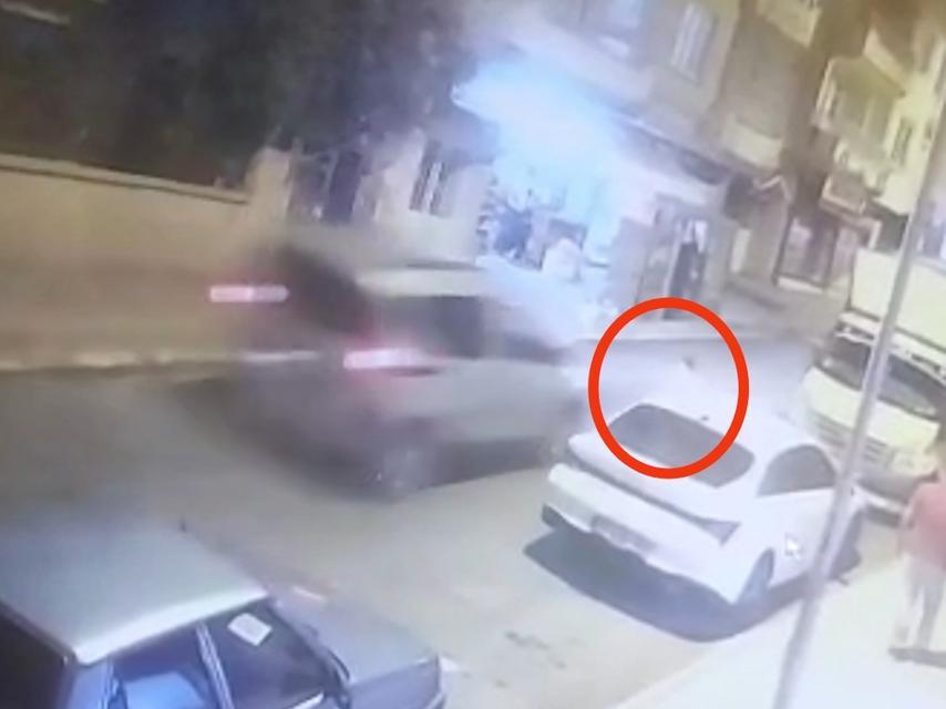 Aniden yola çıkan çocuğa otomobil çarptı