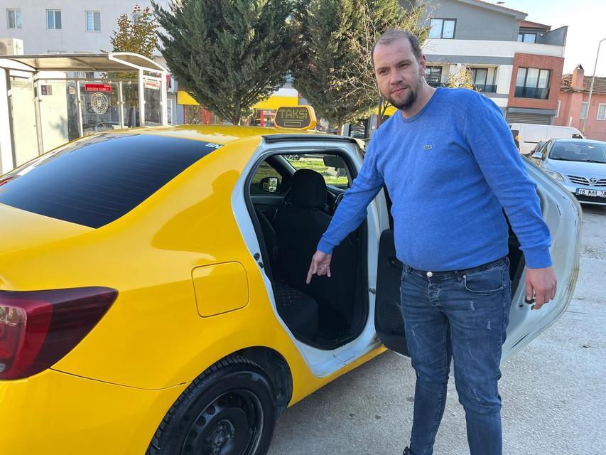 BURSALI TAKSİCİ YAŞLI ÇİFTİN ARAÇTA UNUTTUĞU 5500 EURO'YU TESLİM ETTİ