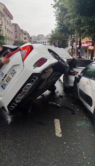 Direksiyon hakimiyetini kaybeden sürücü park halindeki 2 otomobilin üzerine çıktı