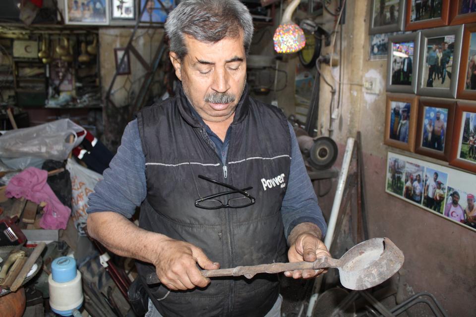 ATA MİRASLARINI TAMİR EDİP SERGİLİYOR, GÖRENLERİ TARİHTE YOLCULUĞA ÇIKARIYOR HOBİSİYLE DÜKKANINI YÖRÜK MÜZESİNE ÇEVİRDİ